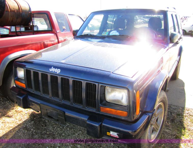image for item 8569 2001 Jeep Cherokee Classic SUV