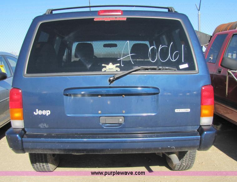 image for item 8569 2001 Jeep Cherokee Classic SUV