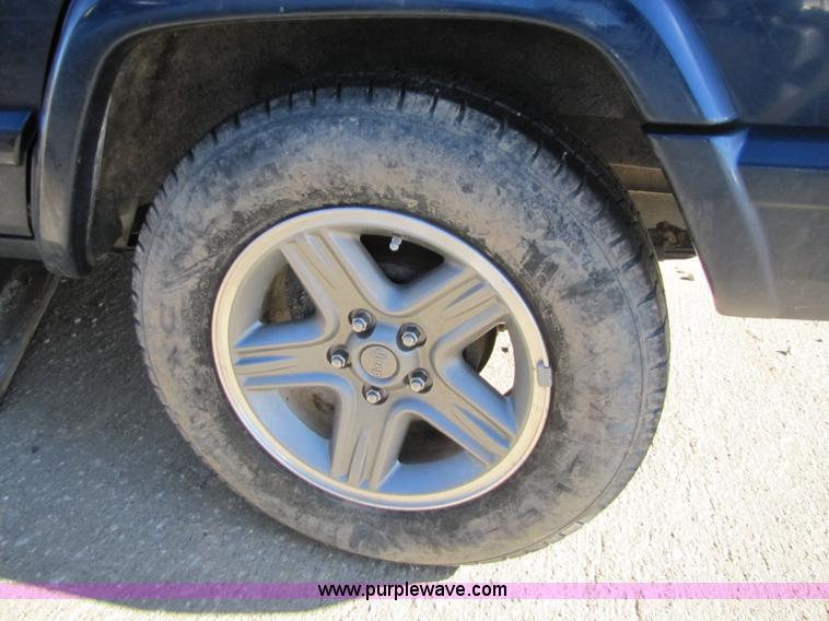 image for item 8569 2001 Jeep Cherokee Classic SUV