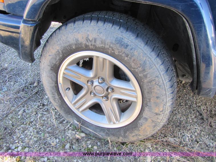 image for item 8569 2001 Jeep Cherokee Classic SUV