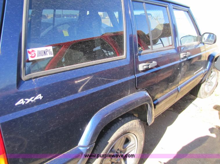 image for item 8569 2001 Jeep Cherokee Classic SUV