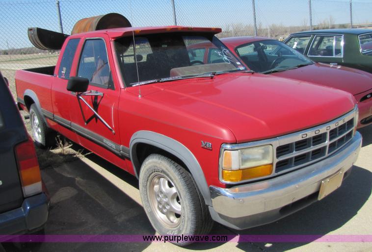 image for item 8570 1994 Dodge Dakota SLT Club Cab pickup truck