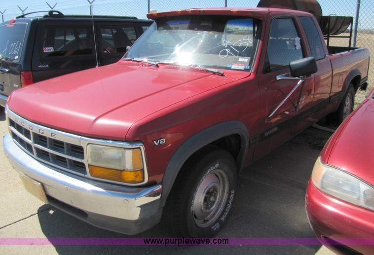 image for item 8570 1994 Dodge Dakota SLT Club Cab pickup truck