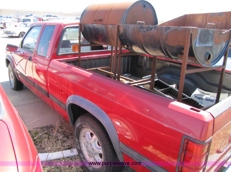 image for item 8570 1994 Dodge Dakota SLT Club Cab pickup truck