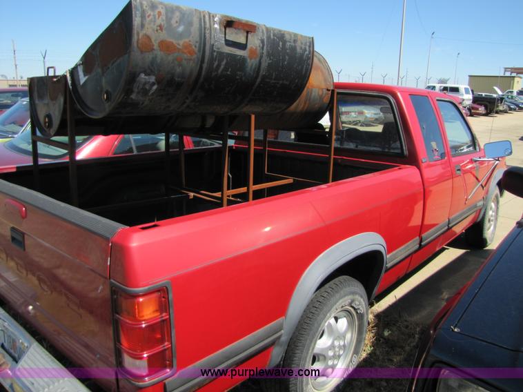 image for item 8570 1994 Dodge Dakota SLT Club Cab pickup truck