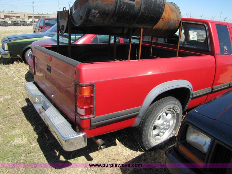 image for item 8570 1994 Dodge Dakota SLT Club Cab pickup truck