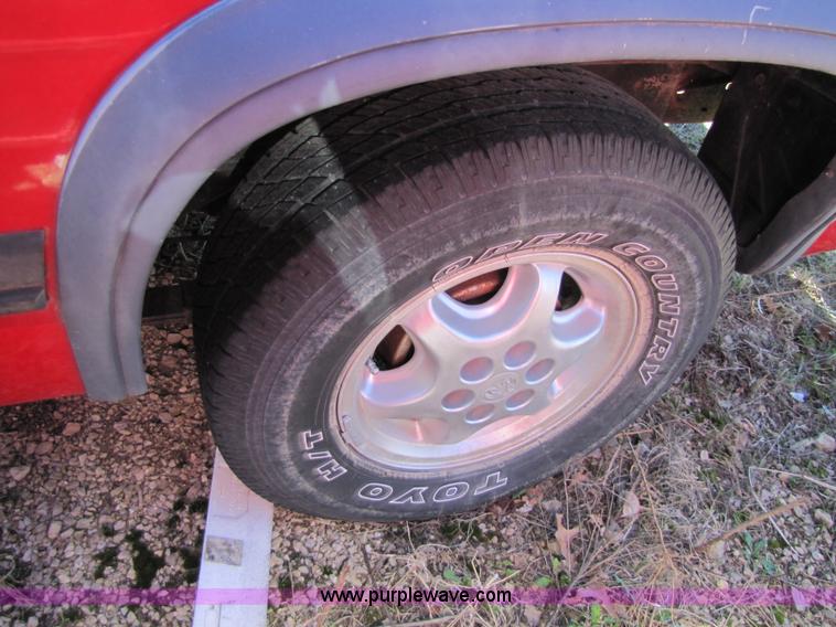 image for item 8570 1994 Dodge Dakota SLT Club Cab pickup truck