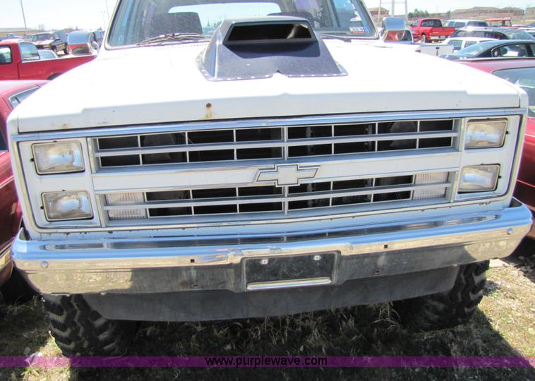 image for item 8579 1985 Chevrolet K5 Blazer Silverado SUV