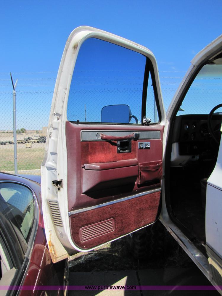 image for item 8579 1985 Chevrolet K5 Blazer Silverado SUV