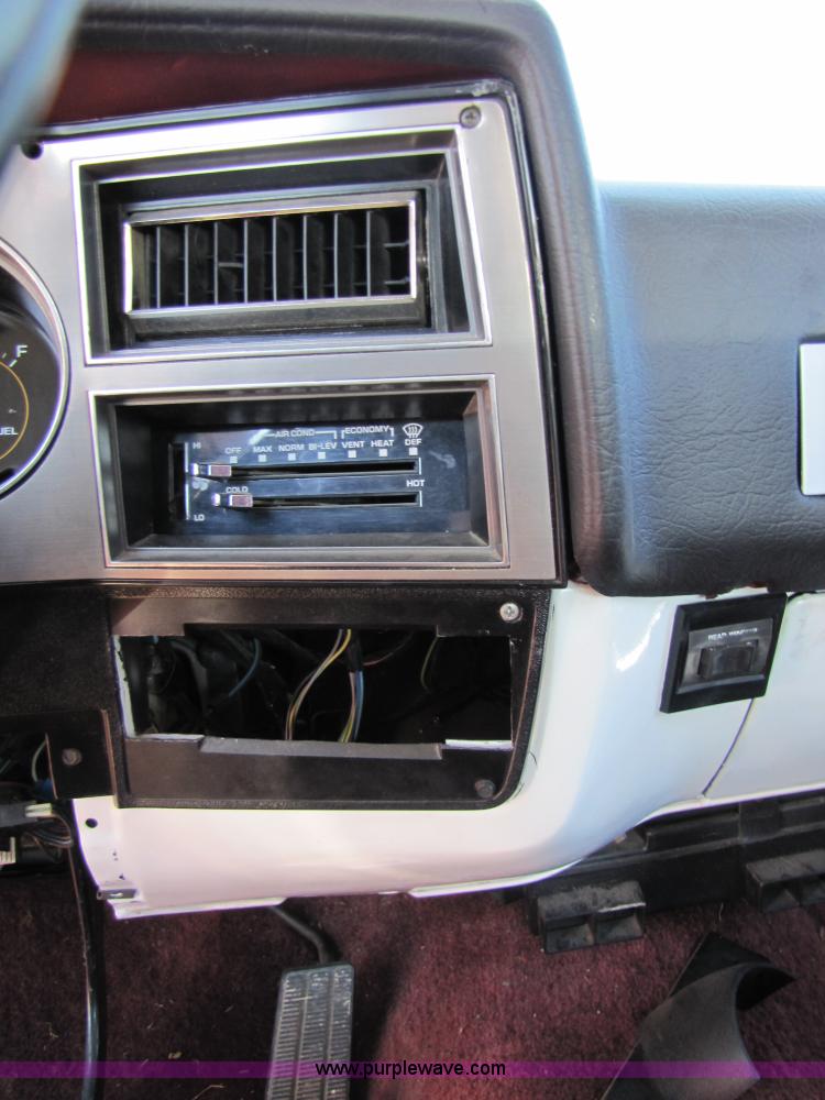 image for item 8579 1985 Chevrolet K5 Blazer Silverado SUV