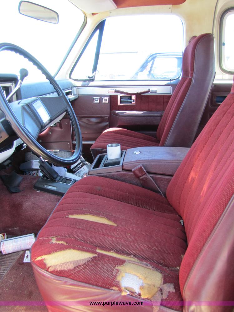 image for item 8579 1985 Chevrolet K5 Blazer Silverado SUV