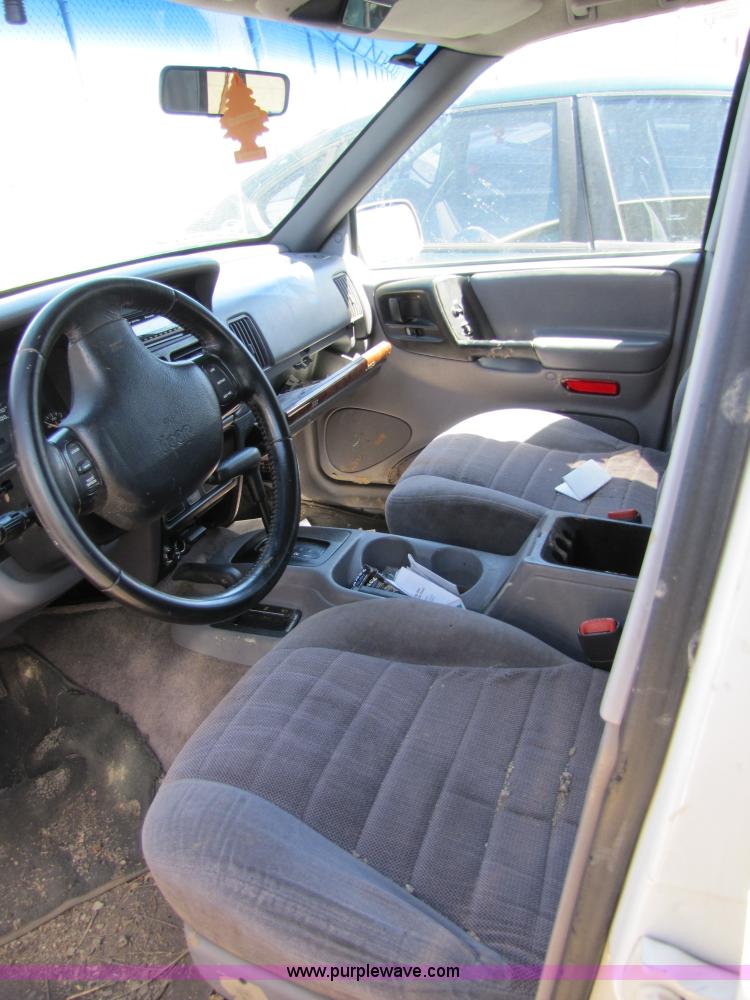 image for item 8582 1996 Jeep Grand Cherokee Laredo SUV