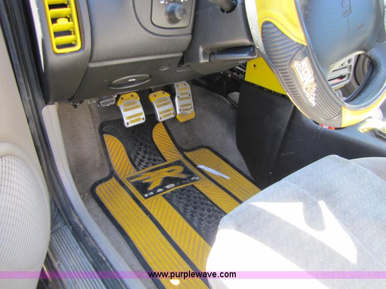 image for item 8585 1999 Saturn SC2