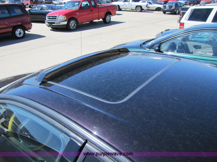 image for item 8585 1999 Saturn SC2