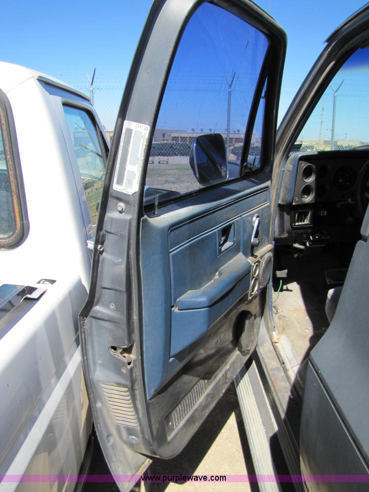 image for item 8588 1986 GMC Suburban K1500 SUV