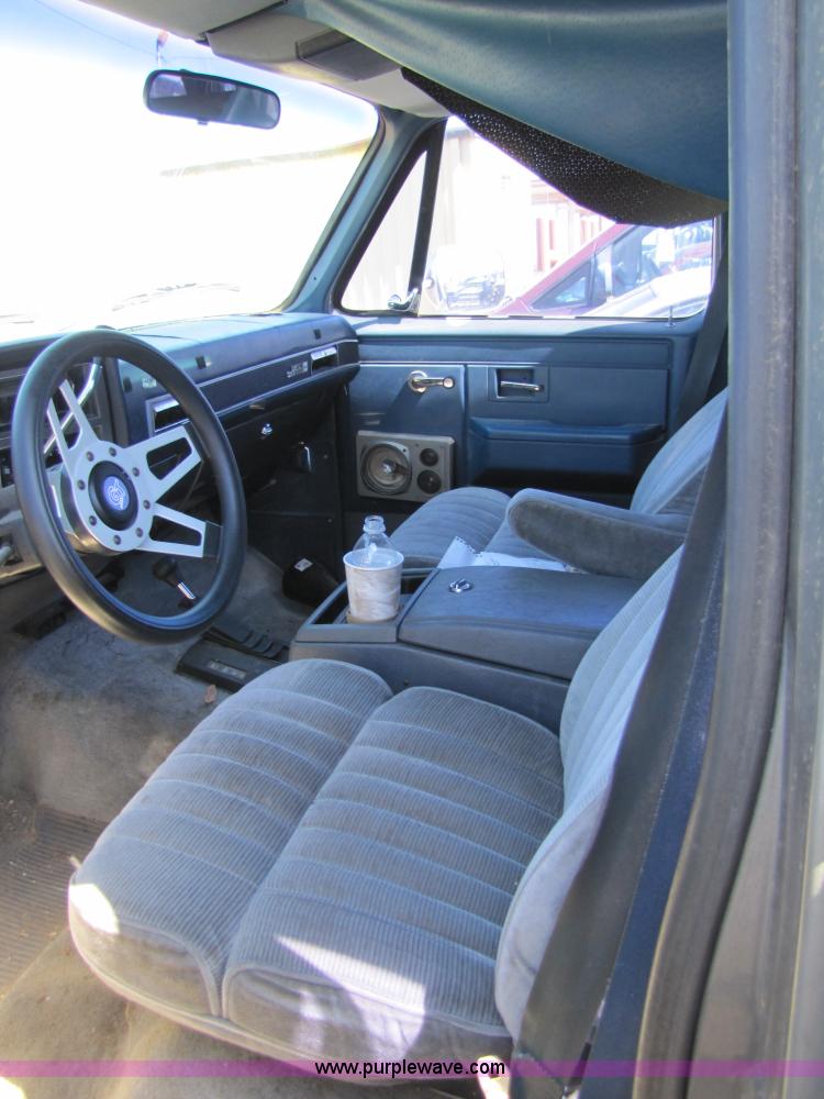 image for item 8588 1986 GMC Suburban K1500 SUV