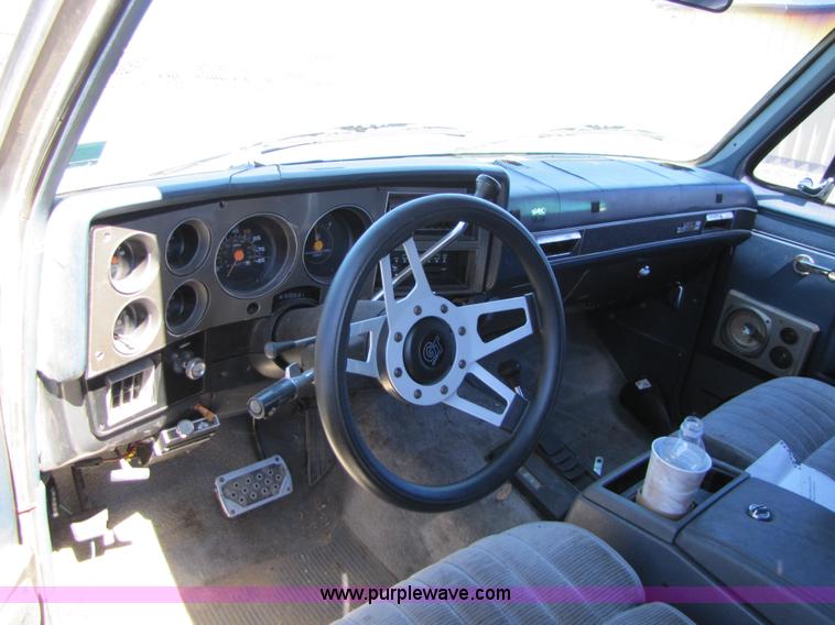 image for item 8588 1986 GMC Suburban K1500 SUV