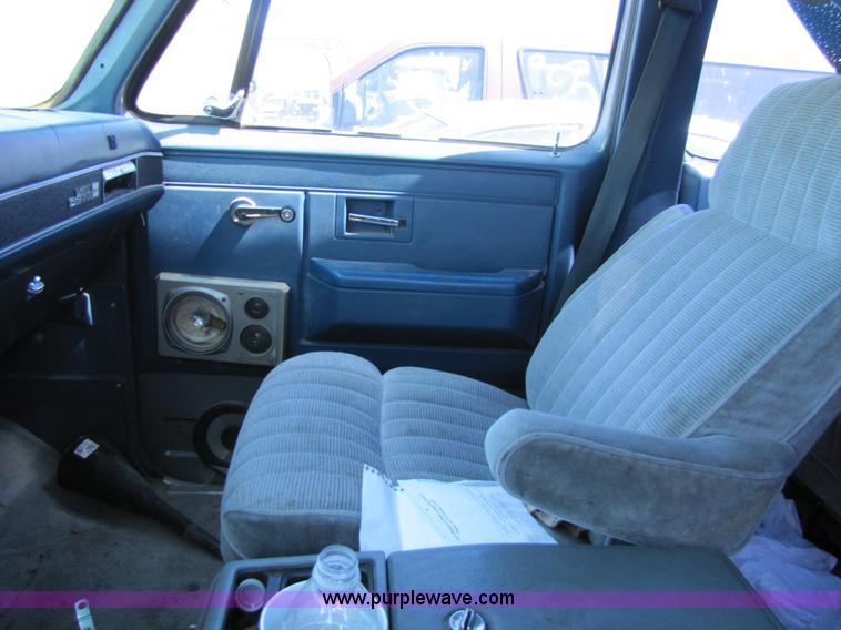 image for item 8588 1986 GMC Suburban K1500 SUV