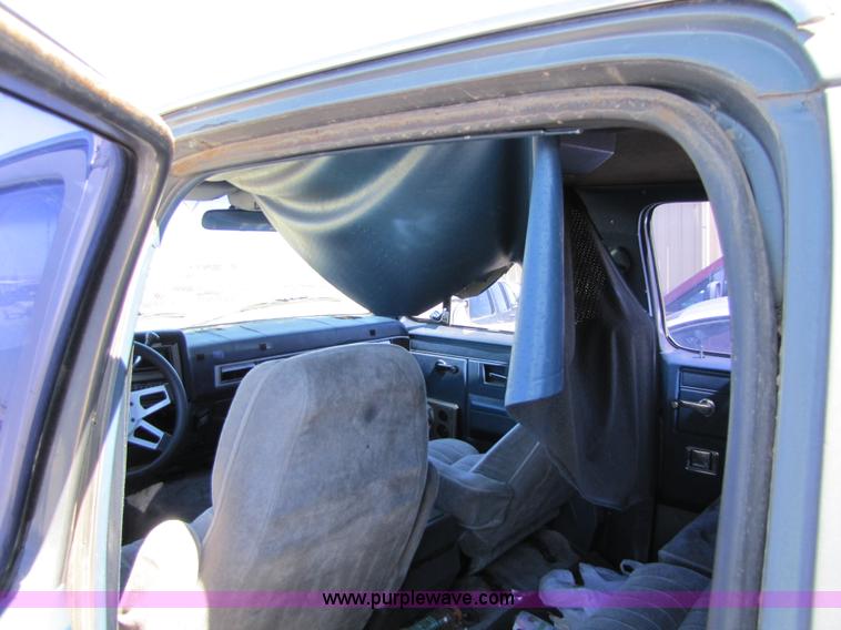 image for item 8588 1986 GMC Suburban K1500 SUV