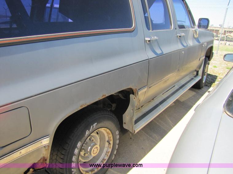 image for item 8588 1986 GMC Suburban K1500 SUV