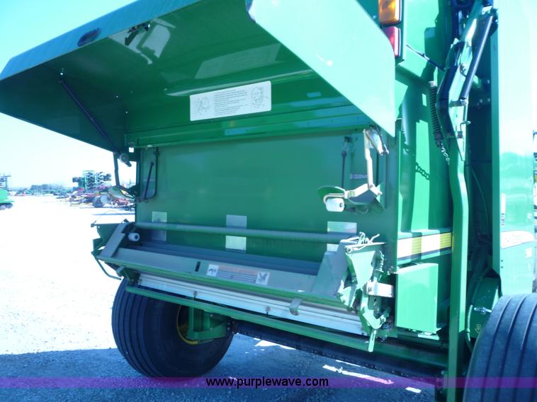 image for item 2952 2007 John Deere 568 round baler