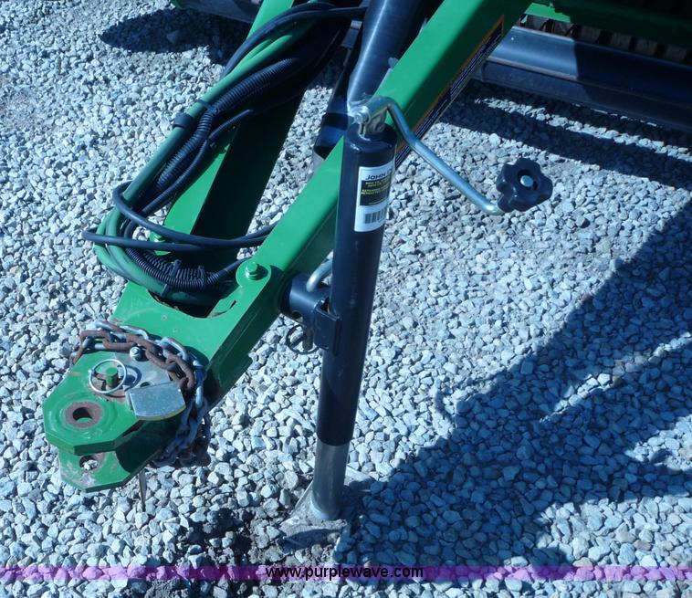 image for item 2952 2007 John Deere 568 round baler