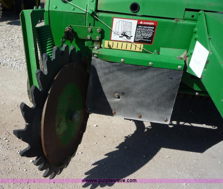 image for item 2953 1998 John Deere 566 round baler