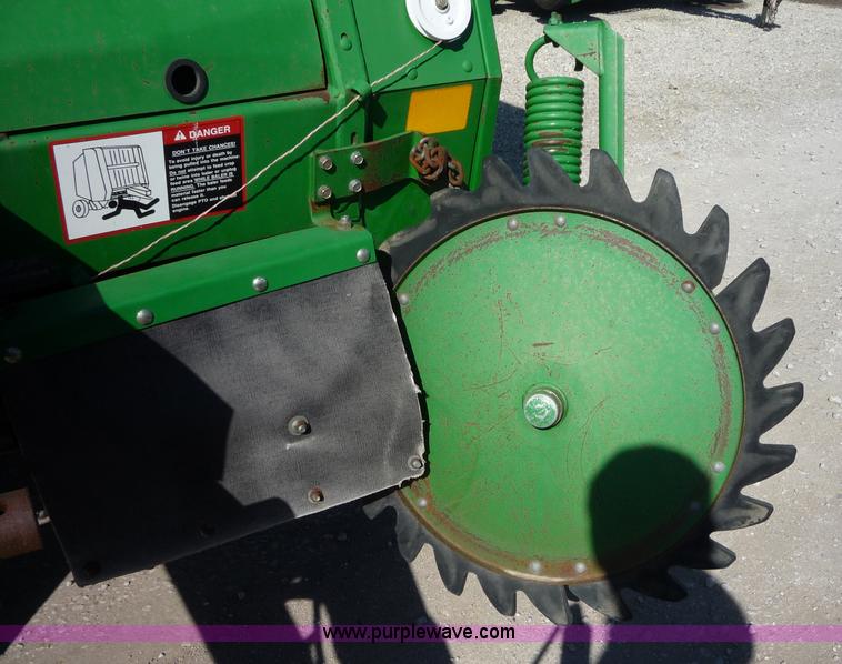 image for item 2953 1998 John Deere 566 round baler