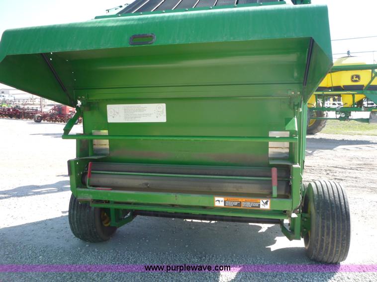 image for item 2953 1998 John Deere 566 round baler