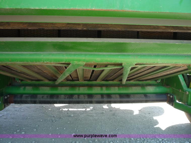 image for item 2953 1998 John Deere 566 round baler