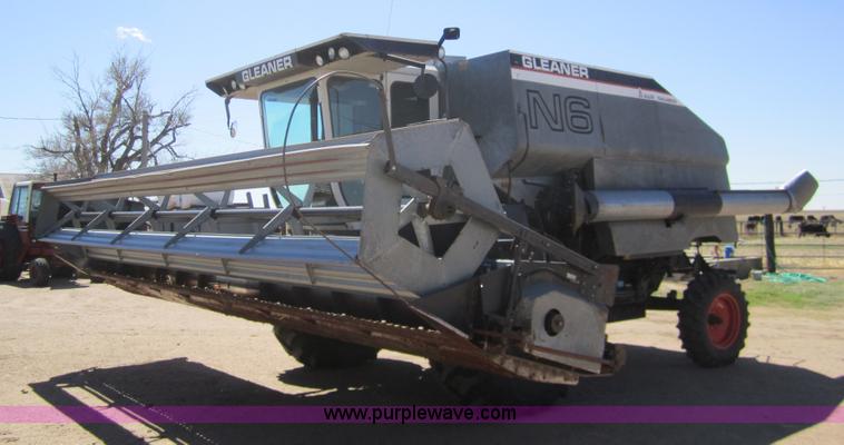image for item 3076 1980 Gleaner N6 combine