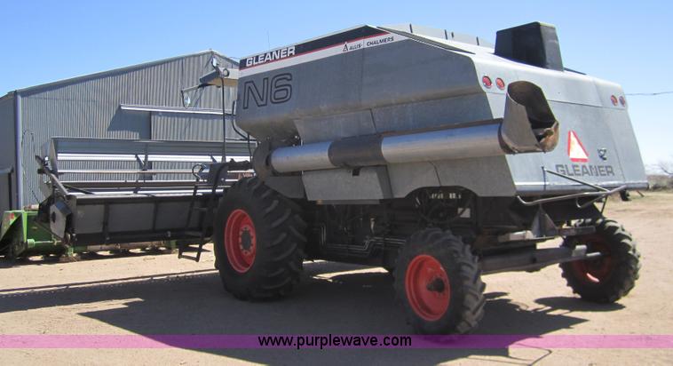 image for item 3076 1980 Gleaner N6 combine