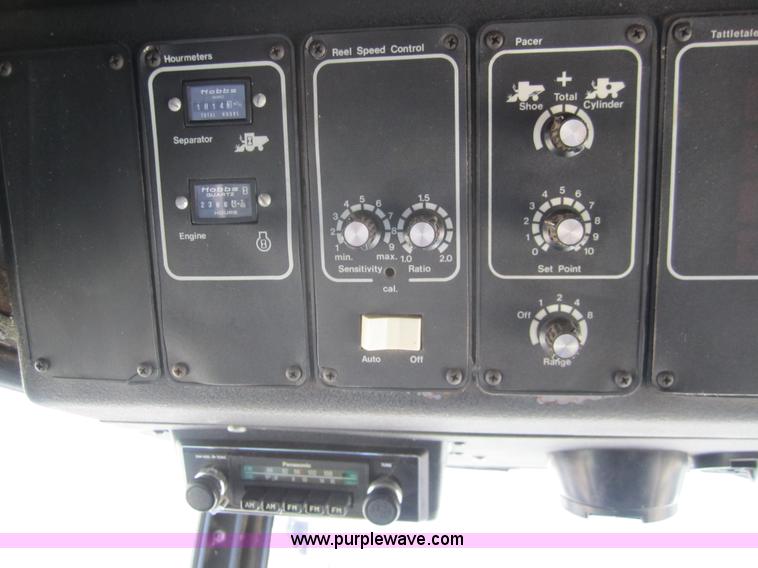 image for item 3076 1980 Gleaner N6 combine