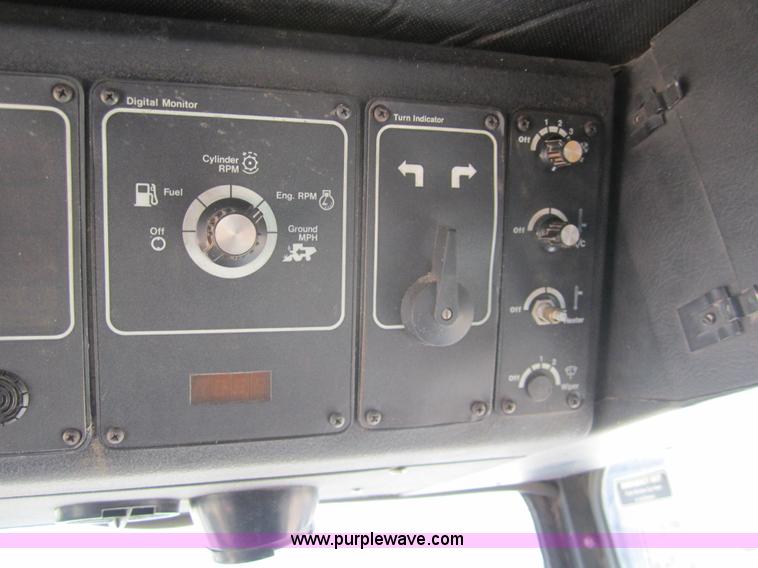 image for item 3076 1980 Gleaner N6 combine