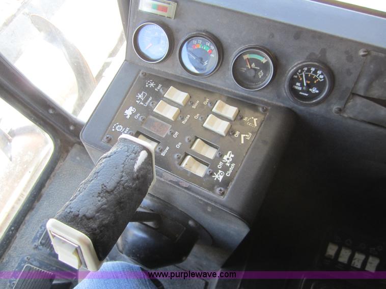 image for item 3076 1980 Gleaner N6 combine