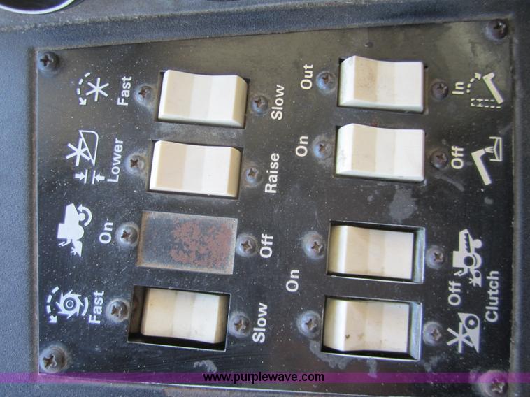 image for item 3076 1980 Gleaner N6 combine