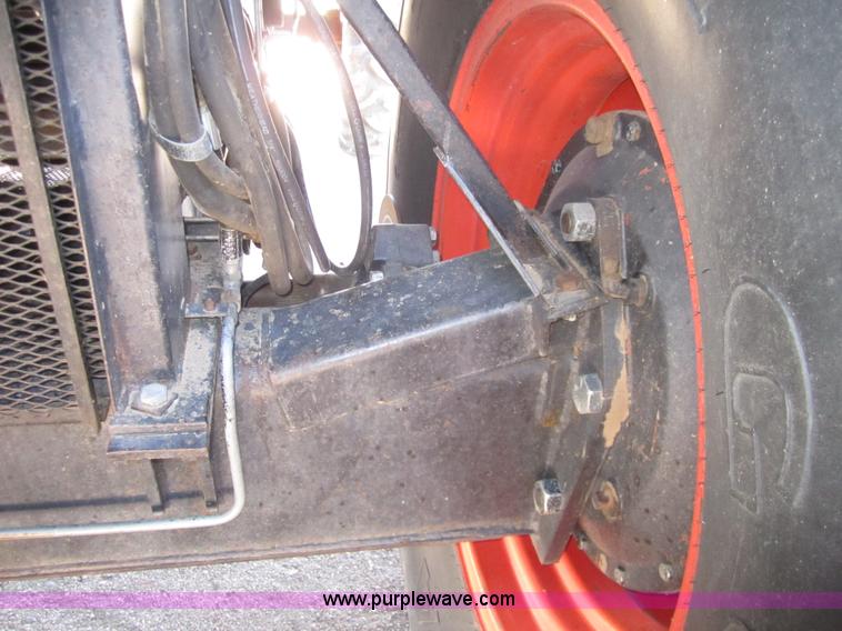 image for item 3076 1980 Gleaner N6 combine