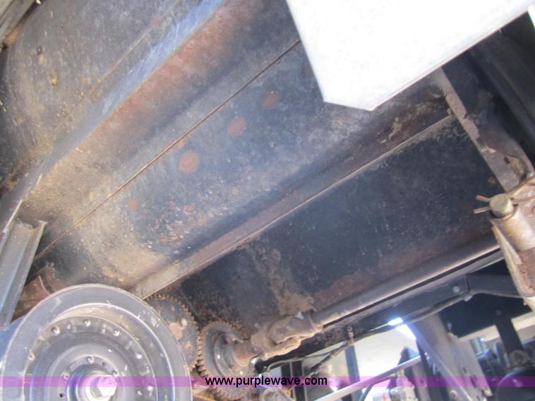 image for item 3076 1980 Gleaner N6 combine