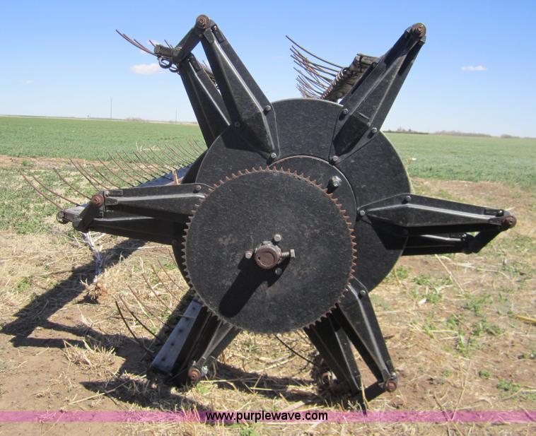 image for item 3076 1980 Gleaner N6 combine