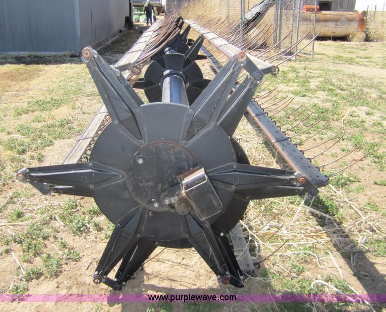 image for item 3076 1980 Gleaner N6 combine