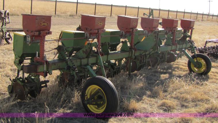 image for item 3469 John Deere planter with Gandy boxes