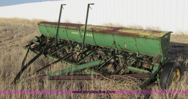 image for item 3476 John Deere 13' drill