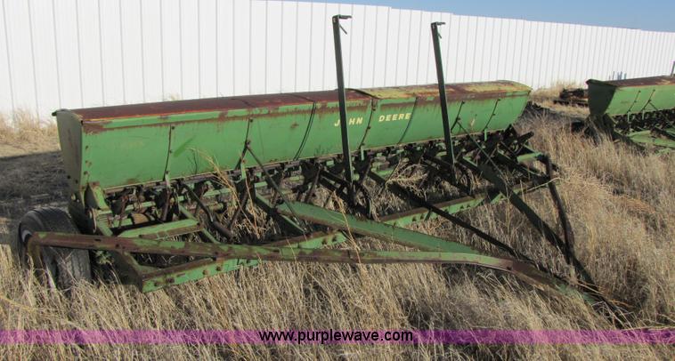 image for item 3476 John Deere 13' drill