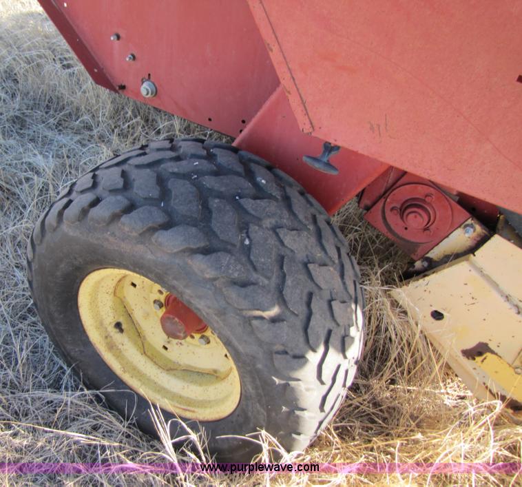 image for item 3489 New Holland 660 round baler