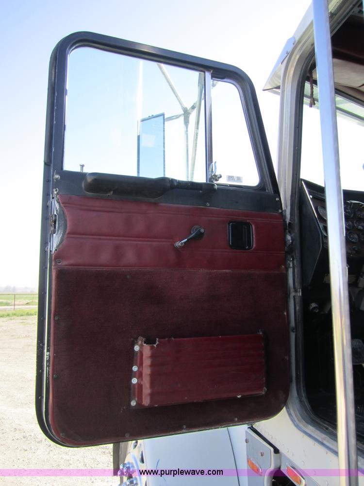 image for item 3845 1994 Peterbilt 379 semi truck