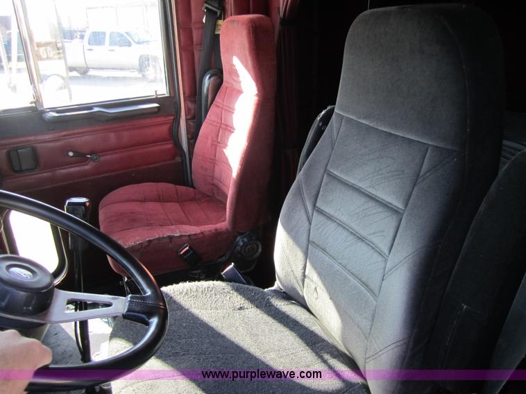 image for item 3845 1994 Peterbilt 379 semi truck