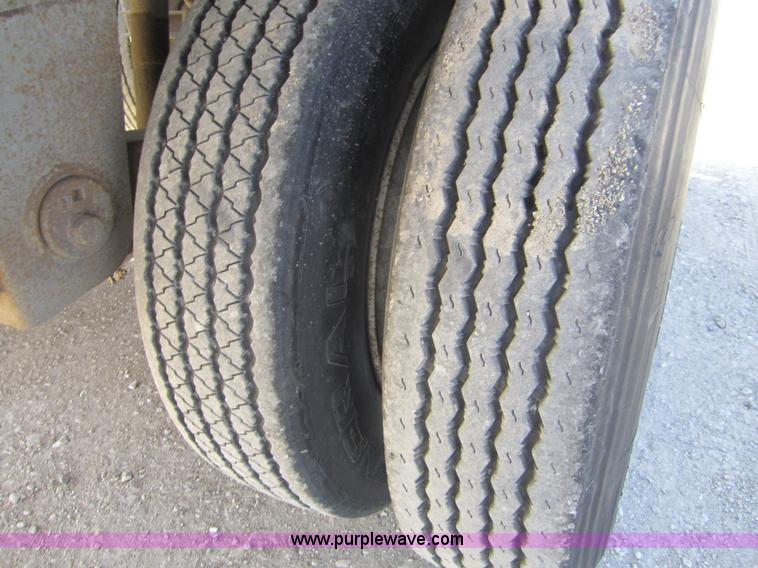 image for item 3847 1998 Wilson Pacesetter 42' grain trailer