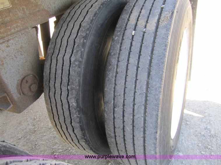 image for item 3847 1998 Wilson Pacesetter 42' grain trailer