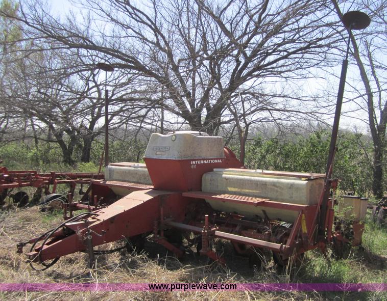 image for item 3851 International Cyclo 400 six row planter