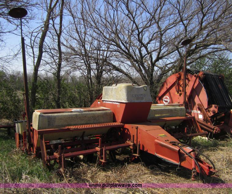 image for item 3851 International Cyclo 400 six row planter
